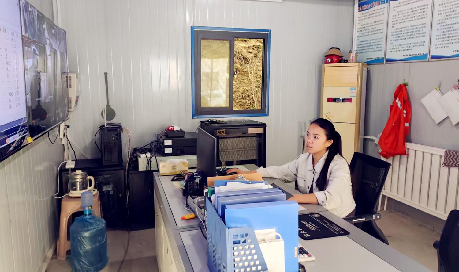 堅(jiān)守安全防線，綻放巾幗風(fēng)采｜記西溝鐵礦安全監(jiān)控員黃春玲